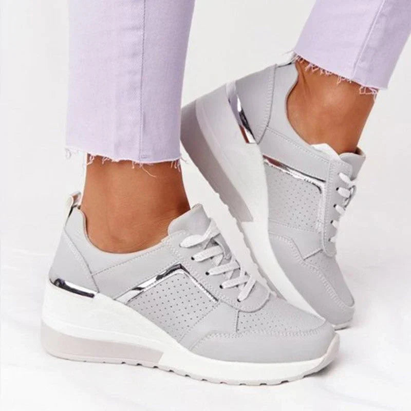 Adidași wedge cu detalii metalice